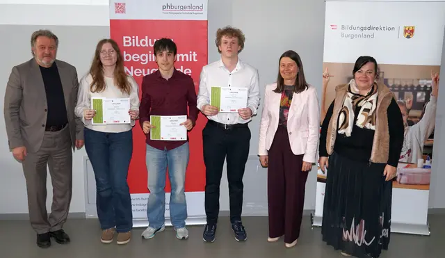 Ungarisch: Bildungsdirektor Alfred Lehner, Sophie Ilyes (2. Platz, BAfEP Oberwart), Philip Molnár (1. Platz, ZBRG Oberwart), Ágoston Élő (3. Platz, ZBRG Oberwart), Rektorin Sabine Weisz (PPH Burgenland), Marianne Seper (Landes-ARGE-Leitung Ungarisch) | Foto: Private Pädagogische Hochschule Burgenland