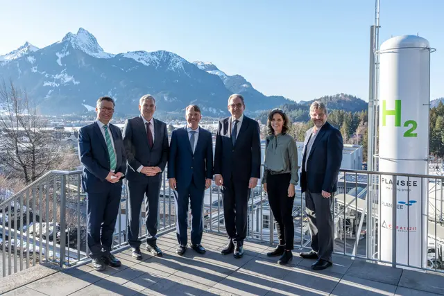 Die Plansee-Unternehmensführung freute sich über den Besuch von US-Botschafter Arthur Graham Fisher (3.v.l.). | Foto: Plansee-Group