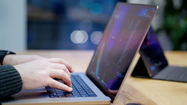 Weil ein ehemaliger IT-Mitarbeiter zu wenig Bezahlung für seine geleisteten Überstunden bekam, erkämpfte die Wiener Arbeiterkammer (AK) für ihn 20.000 Euro. (Symbolbild) | Foto: Jakub Żerdzicki/Unsplash