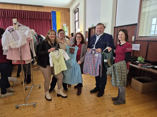 Mit viel Engagement organisierten die Bäuerinnen den erfolgreichen 1. Trachtenbasar im Pfarrhof Ruprechtshofen: Christiane Fuchs, Michaela Hahn (Gemeindebäuerin), Marianne Butzenlechner (Gebietsbäuerin) Bgm. Leopold Gruber-Doberer, Martina Grill | Foto: Die Bäuerinnen
