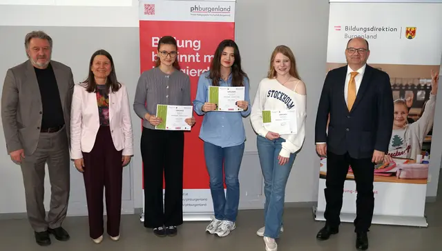 Latein Langform: Bildungsdirektor Alfred Lehner, Rektorin Sabine Weisz (PPH Burgenland), Nathalie Hill (2. Platz, BG/BRG/BORG Eisenstadt), Giulia Grandinetti (1. Platz, BG/BRG/BORG Neusiedl am See), Leah Gustafsson (3. Platz, BG/BRG/BORG Neusiedl am See), Walter Dujmovits
(Landes-ARGE-Leitung Latein Burgenland) | Foto: Private Pädagogische Hochschule Burgenland