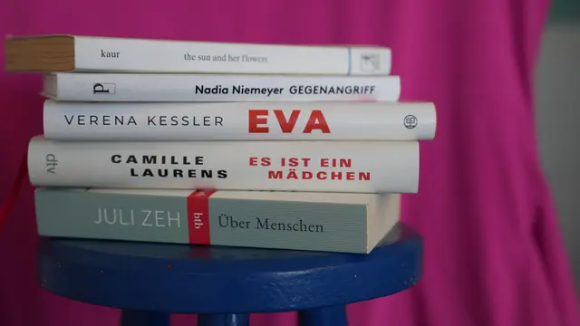 Bücher stehen für Bildung, Wissen und die Möglichkeit, die eigene Stimme hörbar zu machen. Autorinnen, Wissenschaftlerinnen und Aktivistinnen haben ihre Erfahrungen und Ideen festgehalten und damit gesellschaftliche Debatten geprägt. 