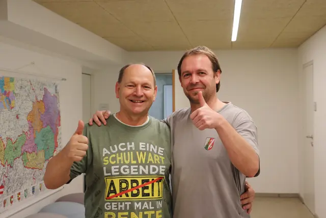 Schulwart Günther Eckhard mit seinem Nachfolger Richard Klösch | Foto: Edith Ertl