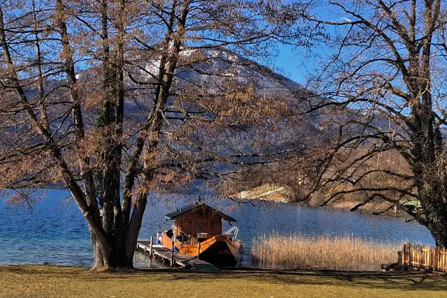 ...ein originelles Hausboot steht am Badeplatz 
des HOTEL LEOPOLDHOF, bereit für die Gäste.
