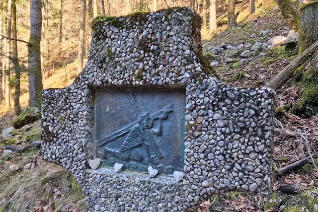 ...sehr steil geht man gleich den Kreuzweg (ca. 200 Höhenmeter) auf den Falkenstein.
Hier hat jemand kleine  🖤Steinherzen🤍 abgelegt.