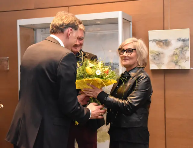 Vorstandsdirektor Otto Dialer gratuliert Brigitte Lindner bei der Ausstellungseröffnung am 26. Februar in Kufstein. | Foto: Barbara Fluckinger