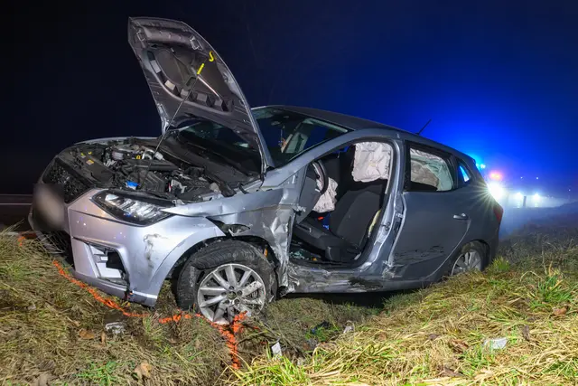 Am 26. Februar gegen 19.40 Uhr ereignete sich auf der B1 im Linzer Stadtteil Pichling ein schwerer Verkehrsunfall mit drei beteiligten Fahrzeugen. | Foto: Team Fotokerschi/Kerschbaummayr