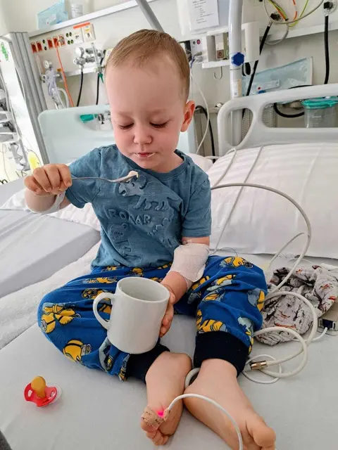 Jayden ist noch ein Kindergartenkind – und doch bestimmt eine schwere chronische Erkrankung seinen Alltag.  | Foto: Rohrer
