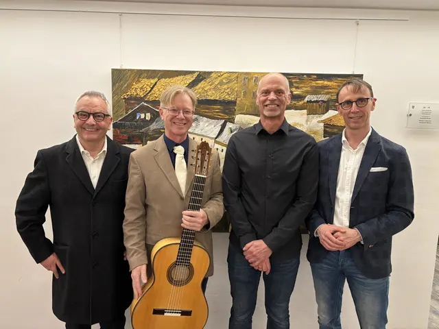Robert Pacher (Initiator), Michael Haas (musikalische Begleitung), Künstler Werner Sieff und Bürgermeister Günter Salchner (v.l.) bei der Eröffnung. | Foto: MeinBezirk/Günther Reichel