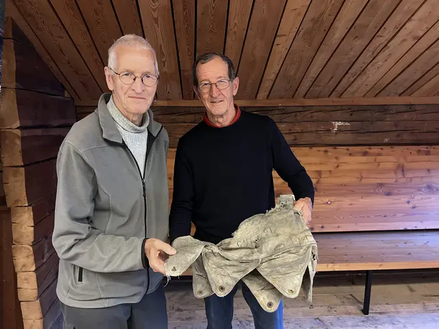 Manfred und Bernhard Weber mit dem Fallschirm der "Operation Greenup". | Foto: Hessenberger