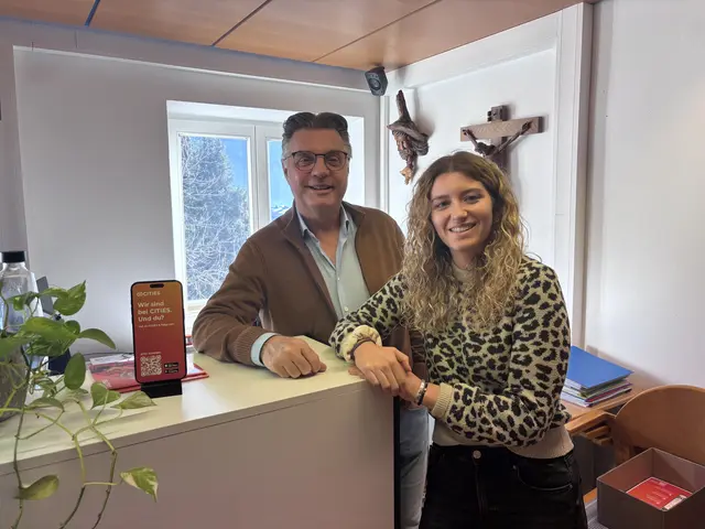 Bürgermeister Klaus Gasteiger und Mitarbeiterin Maria Heim arbeiten an der Digitalisierung.  | Foto: Haun