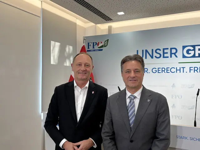 Stadtparteiobmann Axel Kassegger und Spitzenkandidat Rene Apfelknab präsentierten die ersten 15 Listenplätze der FPÖ für die Gemeinderatswahl.  | Foto: MeinBezirk/Markus Kropac