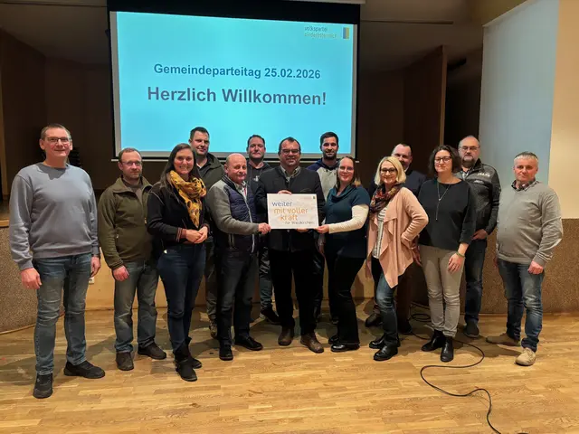 Der neu gewählte Gemeindeparteiobmann Reinhard Ringl und Bundesrätin Viktoria Hutter mit Christian Florian, Bernhard Russ, Markus Dörrer, Herbert Haidl, Gerhard Steiner, Edmund Ringl jun., Daniela Moza, Marlis Eipeltauer, Roland Haidl, Martina Schmied, Norbert Hummel und Erich Premm | Foto: VPNÖ