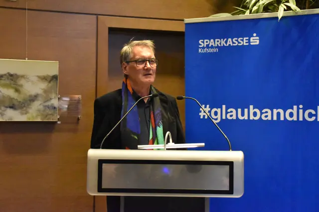 Georg Schermer fungierte als Laudator.  | Foto: Barbara Fluckinger