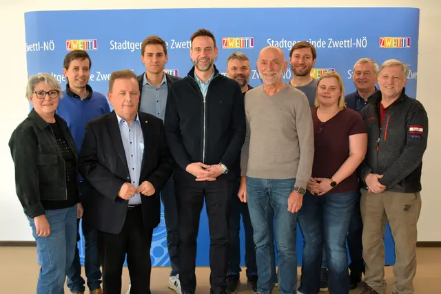 Gründungsversammlung im Stadtamt (v. l.): Mitarbeiterin Bettina Todt, DI Daniel Fries (NÖ Dorf- und Stadterneuerung GmbH), Bgm. LAbg. ÖkR Franz Mold, Vbgm. Alexander Leutgeb, StR Thomas Weiss, StR Daniel Ruttinger, Bgm. Josef Schaden (Schweiggers), gGR Andreas Holzmüller, gGR Sandra Krecek (beide Schweiggers), GR Walter Spitaler und Vbgm. Günther Prinz (Schweiggers) | Foto: Stadtgemeinde Zwettl