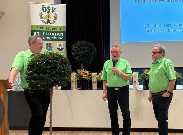 Der langjährige Ehrenobmann Alfred Trausinger und Obmannstellvertreter Hubert Auinger bei ihren Statements zur Erfolgsgeschichte. Obmann Stefan Fuchs (links) hört aufmerksam zu. | Foto: Franz Gruber