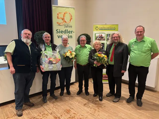 Die zwei langjährigen Säulen des Siedlervereins St. Florian und bei der Landesgartenschau Walter Köstler (2.v.li.) und Hubert Auinger (Bildmitte) wurde eine besondere Ehrung zu Teil. Weiters am Bild von links: Bezirksobmann Sepp Kager, Elfriede Köstler, Annemarie Auinger, Landesobmann Helmut Löschl und Obmann Stefan Fuchs. | Foto: Franz Gruber