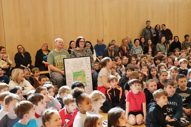 Im Turnsaal wurden Ehrensessel für Günther Eckhard und seine Gattin Sieglinde aufgestellt.  | Foto: Edith Ertl