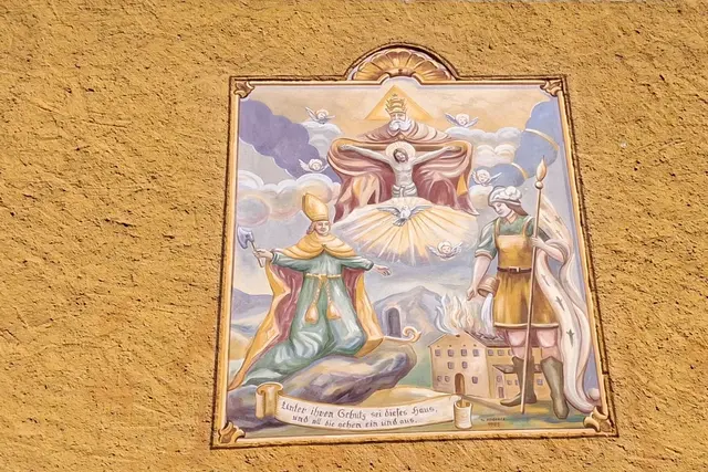 Unter ihren Schutz sei dieses Haus,
und all die gehen ein und aus. 1985
Der Hl. Florian der Schutzpatron der Feuerwehrleute.
Diese Schild befindet sich am PETERBRÄUHAUS 
und hat mir gefallen.

