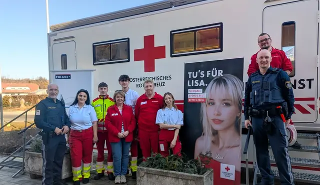 Kriminalreferent Rudolf Stiff (li.) und Patrick Pistotnik vom Bezirkspolizeikommando Völkermarkt mit Mitarbeitern des Roten Kreuzes bei der Auftaktveranstaltung "Coffee with Cops trifft Blutspenden" in Sittersdorf. | Foto: BPK Völkermarkt