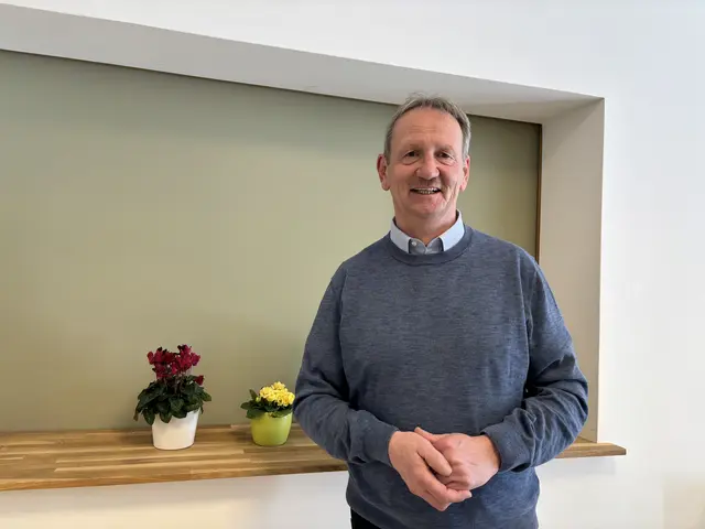 Klaus Gottsbacher sieht in dem Projekt eine finanzielle Chance für die kleine Gemeinde, möchte aber alle Fakten sorgfältig prüfen. | Foto: MeinBezirk/Astrid Moder