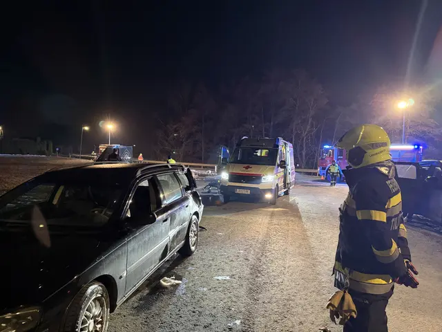 Ein 52-jähriger Fußgänger wurde am Freitagabend, 27. Februar 2026, auf der L602 von einem schleudernden Pkw erfasst und schwer verletzt. Die FF Tillmitsch unterstützte die Polizei nach dem Verkehrsunfall bei der Absicherung und Ausleuchtung der Unfallstelle. | Foto: FF Tillmitsch