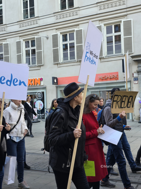 Demo, Frieden