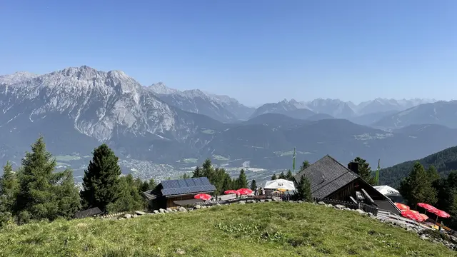 Mit der Übernahme setzt die ÖAV Sektion Hohe Munde ein starkes Zeichen. Für die Region bedeutet das vor allem eines: Der Erhalt eines besonderen Platzes in den Stubaier Alpen – mit freiem Blick auf die Hohe Munde. | Foto: © Georg Larcher
