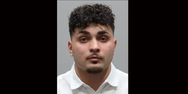 Freitagmittag, 27. Februar 2026, flüchtete dieser Mann nach einer richterlichen Vorführung in Passau. Bis Samstagmorgen war der 22-Jährige nach PNP-Informationen noch nicht gefunden worden. | Foto: Polizei Niederbayern