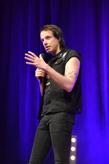 „Lost &amp; Found“ : Verloren und wiedergefunden, Marco Pogo kabarettisierte in Telfs. | Foto: Schletterer