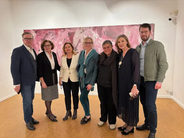 Vernissage in Köflach (v. l.): Bgm. Helmut Linhart, Stefanie Galler, Nicole Kaddoura, Christa Kodolitsch, Marta Stamenov, Ulrike Janach und Christian Veit | Foto: Almer