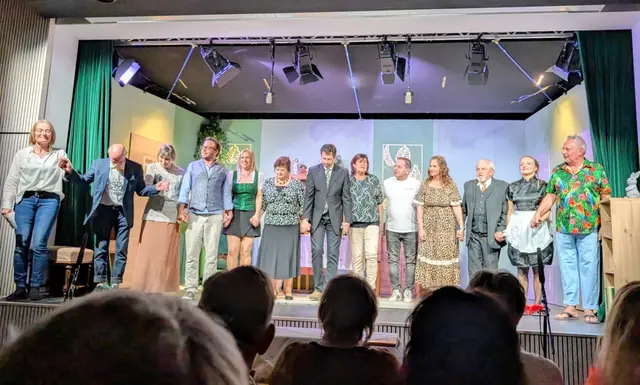 Die Theatergruppe Trofaiach sorgte im ausverkauften Stadtkultursaal für beste Unterhaltung.  | Foto: Laura Jung