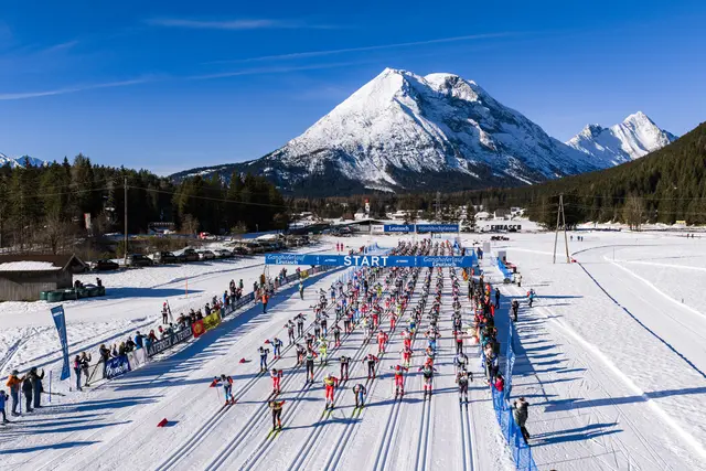 Originalstrecke, ideale Langlaufbedingungen und strahlende Sieger:innen stehen am Ende von Tag 1 des Ganghoferlaufs 2026. Der erste Wettkampftag ist geschlagen, hunderte Langlauf-Begeisterte waren am Start und kamen auch wieder ins Ziel.  | Foto: Region Seefeld/Sebastian Marko