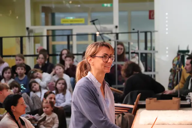 Die Jugend auf der Bühne war textsicher, genoss aber dennoch das gute Gefühl, mit Fabienne Hatzl eine aufmerksame Souffleuse zu haben.  | Foto: Edith Ertl
