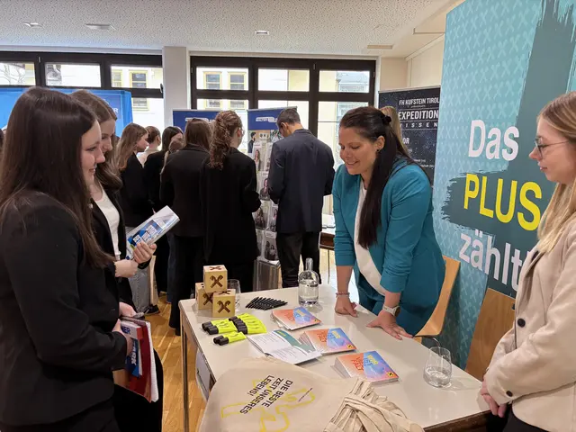 Schüler:innen der HLW FW Kufstein konnten sich anlässlich der ersten Berufsmesse über die Arbeitswelt informieren. | Foto: HLW FW Kufstein