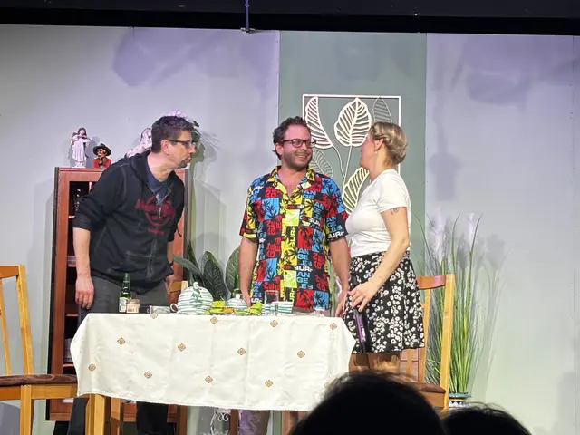 Doch auf Kumpel Alex (Maximilian Jessner) ist Verlass: Er weiß genau, wie sich treusorgende Mütter in den Griff kriegen lassen.  | Foto: Laura Jung