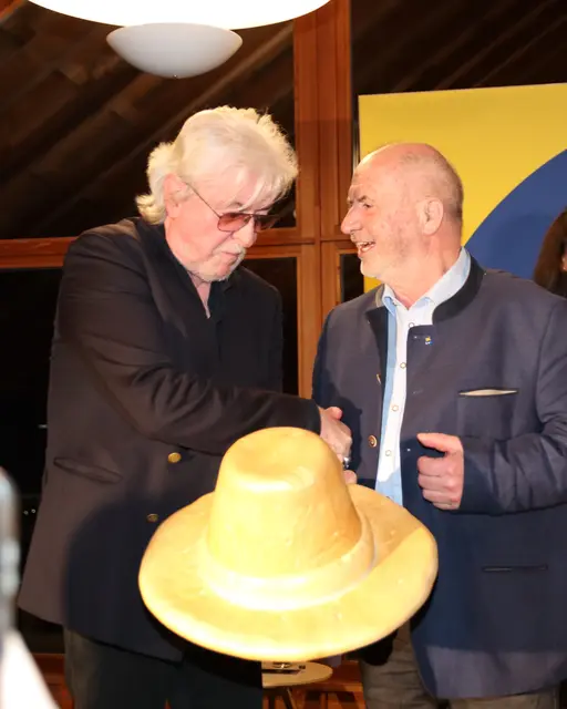 Ortschef Josef Balber übergibt Reinhold Bilgeri einen "essbaren Hut" vom backenden Ex-Bürgermeister Michael Singraber aus Kaumberg. | Foto: Manfred Wlasak