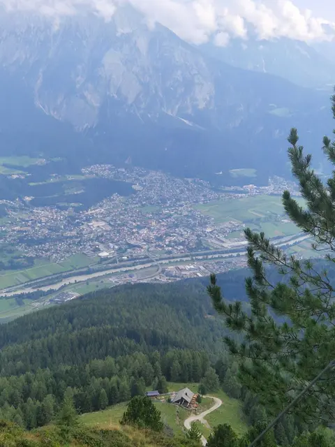 Ausblick: Hütte (unten) und die Marktgemeinde Telfs mit Munde im Hintergrund.