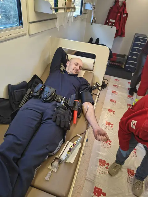 Die anwesenden Polizisten gingen mit gutem Beispiel voran und spendeten ebenfalls Blut – hier Patrick Pistotnik. | Foto: BPK Völkermarkt