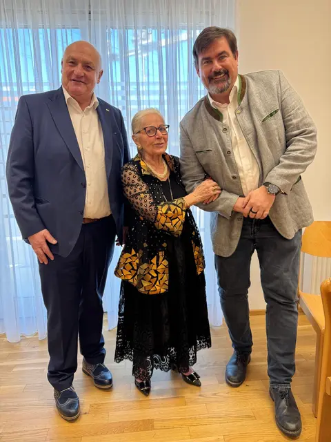 Bürgermeister Stefan Steinbichler und Vizebürgermeister Viktor Weinzinger  gratulierten Frau Edith Bammer zum 90. Geburtstag. | Foto: Stadtgemeinde Purkersdorf