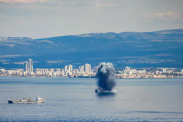 Ein Geschoss explodiert über dem Wasser in der Bucht von Haifa. | Foto: APA-Images / AFP / JALAA MAREY