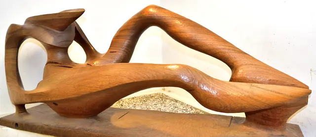 Holzskulptur (1973/74) von Bildhauer Albrecht Fürthner im Foyer der Eishalle in Amstetten. | Foto: Hans-Peter Kriener