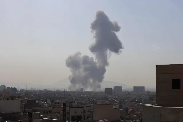 Eine Rauchsäule über Teheran nach einer Explosion am Samstag, 28. Februar. | Foto: APA-Images / AFP / ATTA KENARE