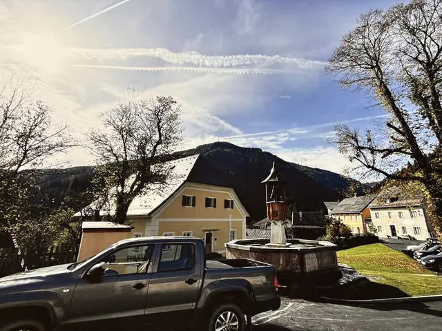 Der Blick vom Hauptplatz auf den Schneckenkogel mit den geplanten Windrädern.  | Foto: MeinBezirk/Astrid Moder