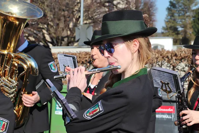 Dem festlichen Anlass entsprechend empfing die Marktmusik Feldkirchen musikalisch die Premierengäste.  | Foto: Edith Ertl