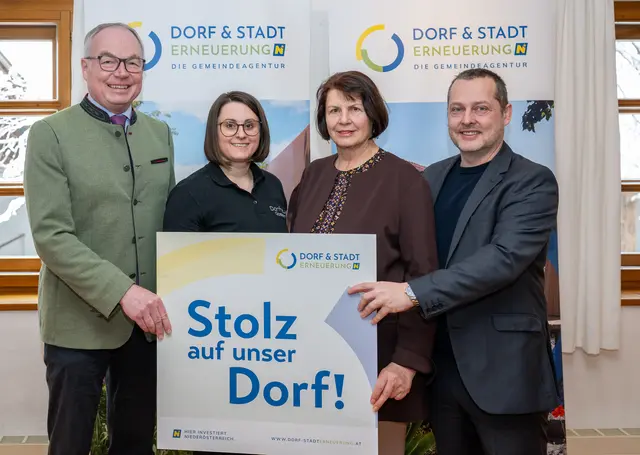 Stephan Pernkopf, Elisabeth Eßbüchl (Obfrau des Dorferneuerungvereins Gossam), NÖ Obfrau der Dorferneuerung Maria Forstner. | Foto: NLK Filzwieser