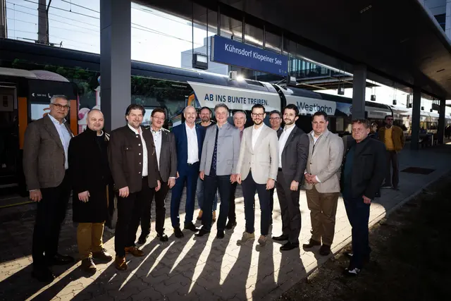 Landesrat Sebastian Schuschnig begrüßte am Samstag gemeinsam mit Vertretern der Südkärntner Gemeinden, der Wirtschaftskammer, der Tourismusregion und der LAG Unterkärnten die "Westbahn" am Bahnhof Kühnsdorf-Klopeiner See. Der offizielle Betrieb startet am Sonntag, 1. März. | Foto: LPD Kärnten