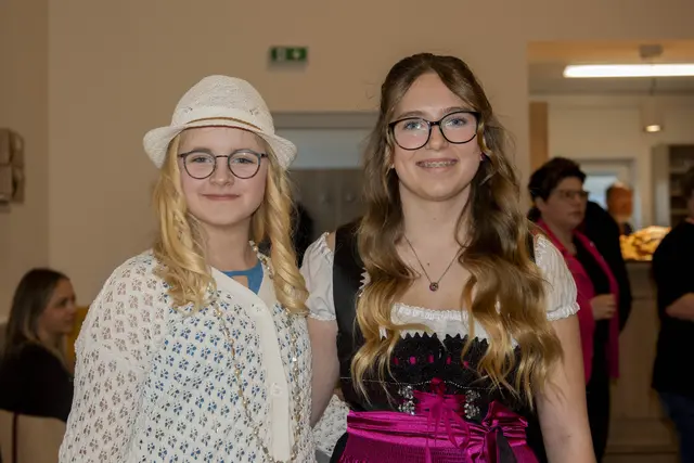 Mit großer Bühnenpräsenz überzeugten die Nachwuchsschauspielerinnen im Kindertheaterstück. | Foto: Sophia Braun