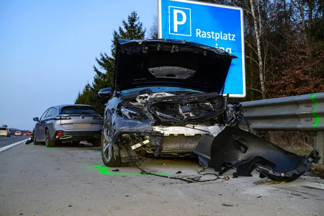 Zwei Pkw waren an dem Unfall beteiligt und standen beim Eintreffen der Einsatzkräfte stark beschädigt am Pannenstreifen. | Foto: FOTOKERSCHI/WERNER KERSCHBAUMMAYR