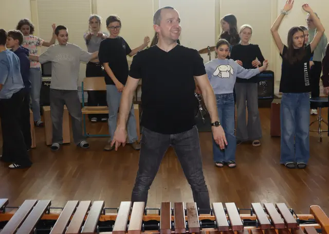 Stefan Juen (Bundessprecher Schlagwerk Österreich und Fachgruppenleiter Schlagwerk Tirol)
beim Aufwärmen für den Percussion Workshop. | Foto: Tatschl